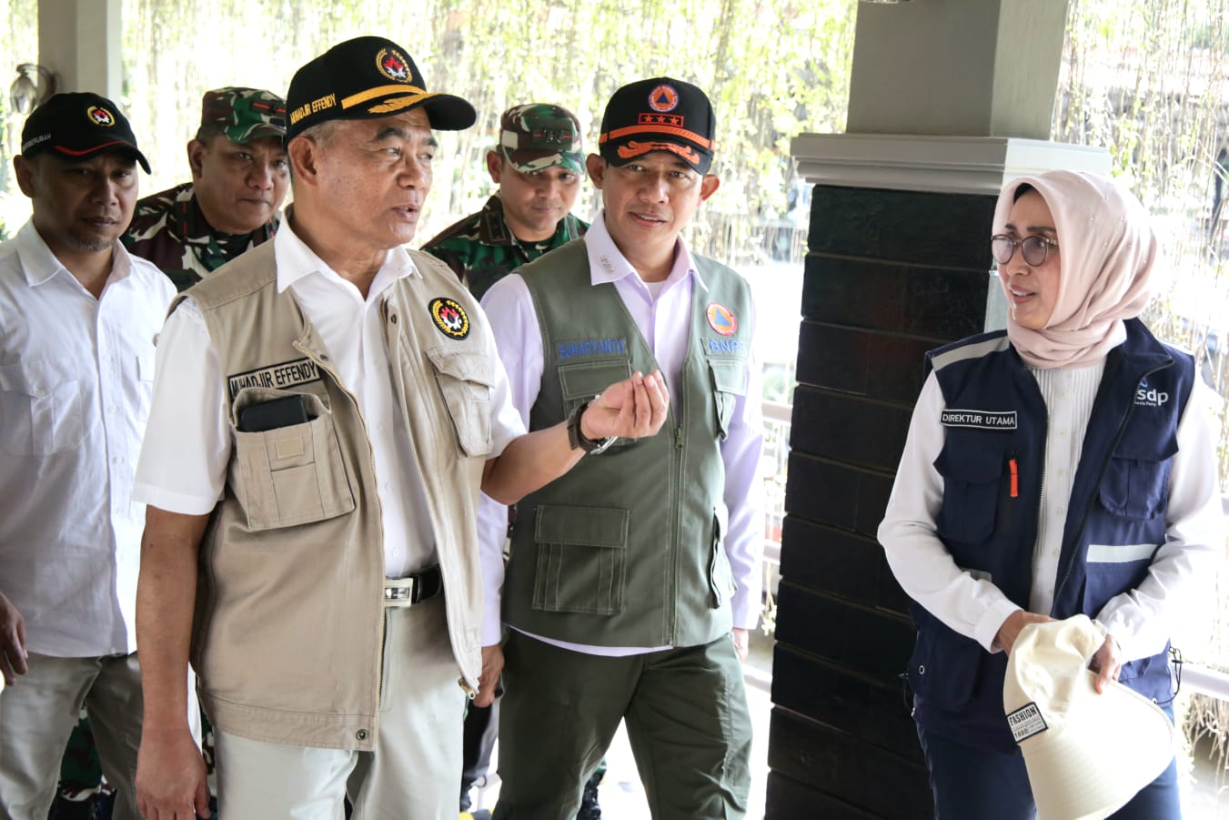 Kepala BNPB Letjen TNI Suharyanto dan Menko PMK Muhadjir Effendy berdiskusi dengan pihak Pelabuhan tentang perkembangan situasi saat tiba di Pelabuhan Bakauheni, Lampung Selatan, Provinsi Lampung, pada Selasa (25/4).